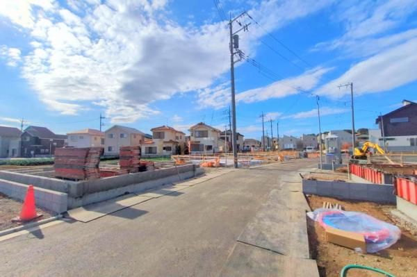 新座市石神2丁目　新築一戸建て 前面道路含む現地写真