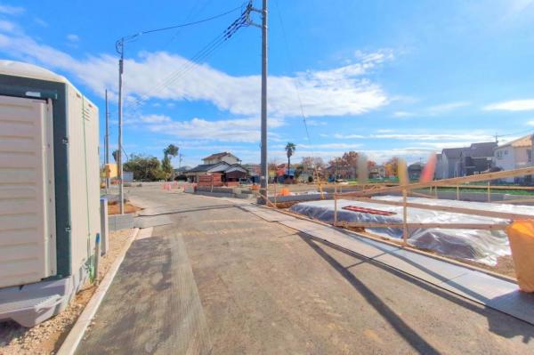 新座市石神2丁目　新築一戸建て 前面道路含む現地写真