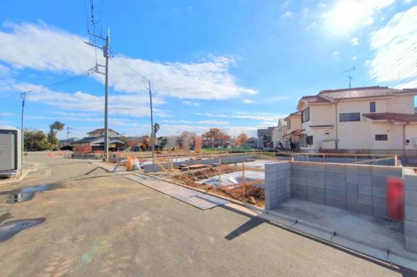 新座市石神2丁目　新築一戸建て 前面道路含む現地写真