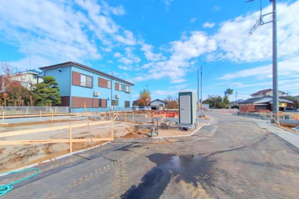 新座市石神2丁目　新築一戸建て 前面道路含む現地写真