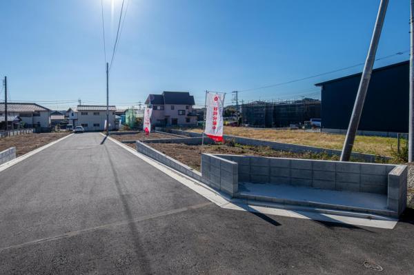 【住協のお預かり物件】飯能市中山　土地 前面道路含む現地写真