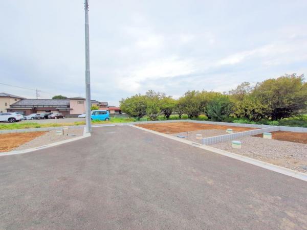 東村山市久米川町3丁目　新築一戸建て 前面道路含む現地写真