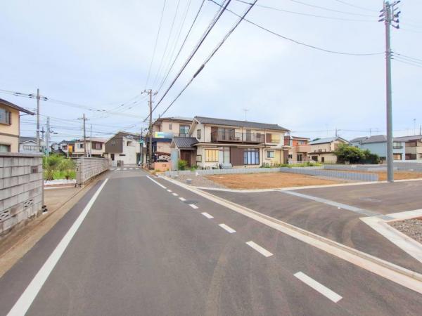 東村山市久米川町3丁目　新築一戸建て 前面道路含む現地写真