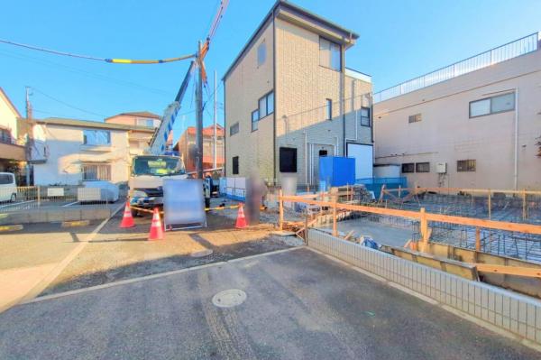 【+１空間ご希望の方に。納戸付き住宅】朝霞市岡1丁目　新築一戸建て 前面道路含む現地写真