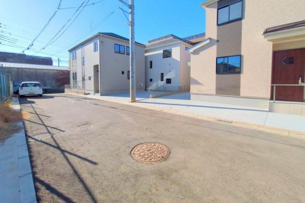 新座市栄3丁目　新築一戸建て 前面道路含む現地写真
