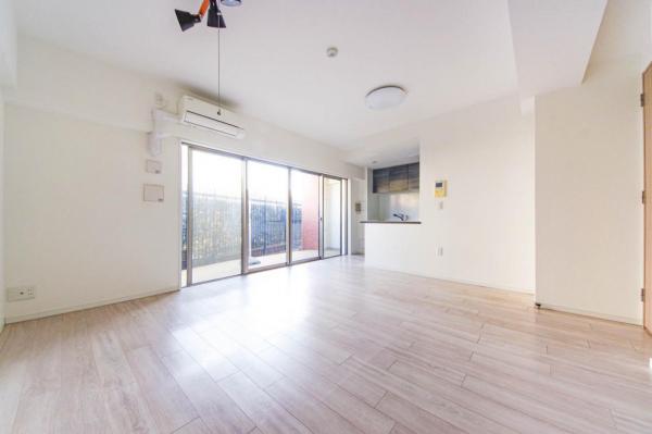 【駅徒歩4分・ペット可】ユアコート狭山ヶ丘コンフィア　1階 リビングダイニング