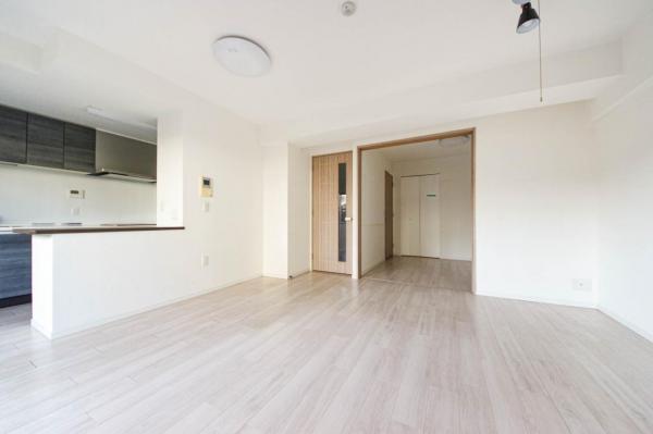 【駅徒歩4分・ペット可】ユアコート狭山ヶ丘コンフィア　1階 リビングダイニング