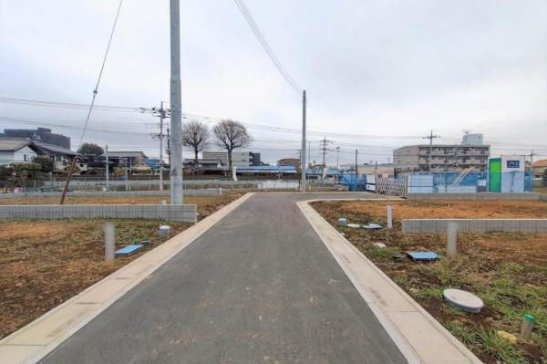 朝霞市膝折町3丁目　新築一戸建て 前面道路含む現地写真