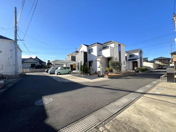 坂戸市鶴舞3丁目　中古一戸建て 前面道路含む現地写真