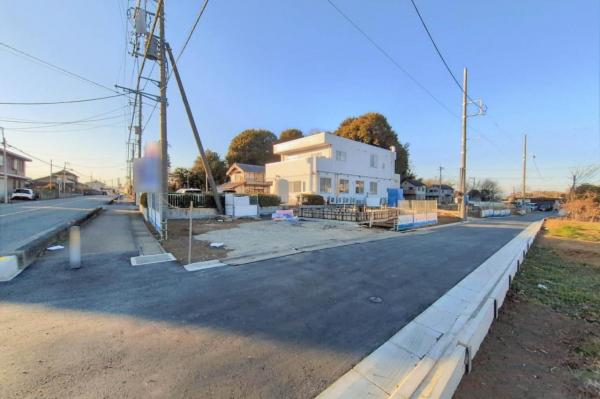 川越市下小坂　新築一戸建て 前面道路含む現地写真