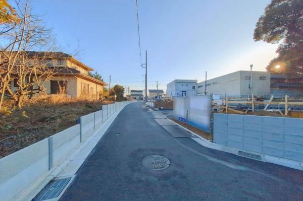 川越市下小坂　新築一戸建て 前面道路含む現地写真