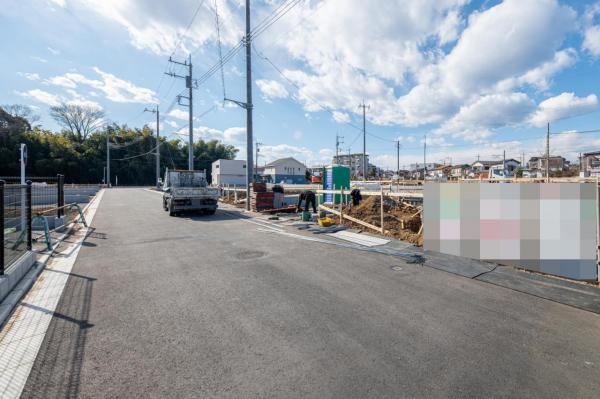 飯能市青木　新築一戸建て 前面道路含む現地写真