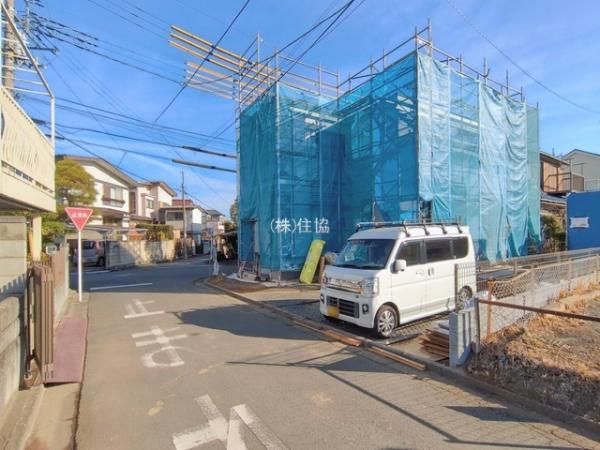 狭山市広瀬2丁目　新築一戸建て 前面道路含む現地写真