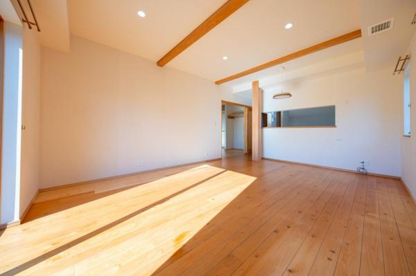 飯能市岩沢　中古戸建 リビングダイニング