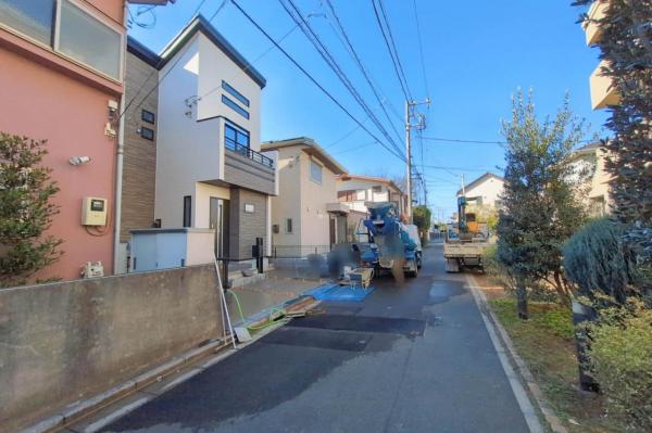 中野区上鷺宮2丁目　新築一戸建て 前面道路含む現地写真
