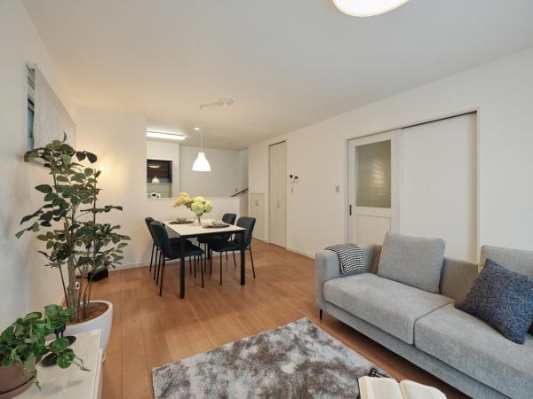 ローズプレイス堺東七条通 リビングダイニング