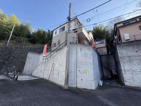 八王子市片倉町2899-12　戸建 前面道路含む現地写真