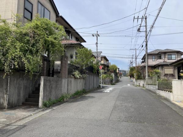 西片倉３丁目　戸建 前面道路含む現地写真