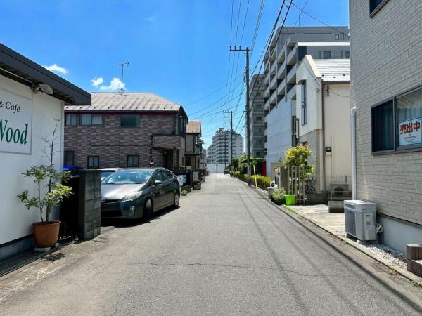 小平市天神町1丁目の戸建 前面道路含む現地写真