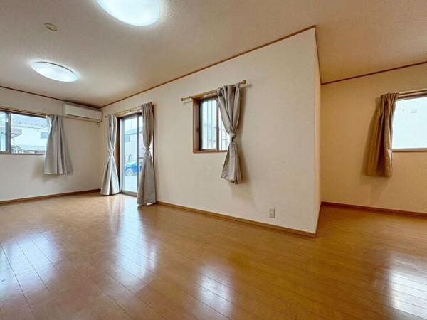 小平市天神町1丁目の戸建 リビング
