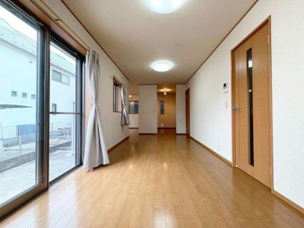 小平市天神町1丁目の戸建 リビングダイニング
