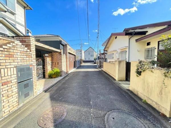 東村山市栄町2丁目の戸建 前面道路含む現地写真