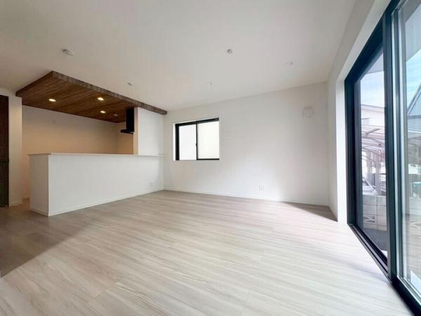 小金井市貫井南町1丁目の新築戸建 リビングダイニング