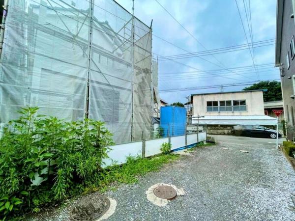 東村山市久米川町1丁目の戸建 限定1棟 前面道路含む現地写真