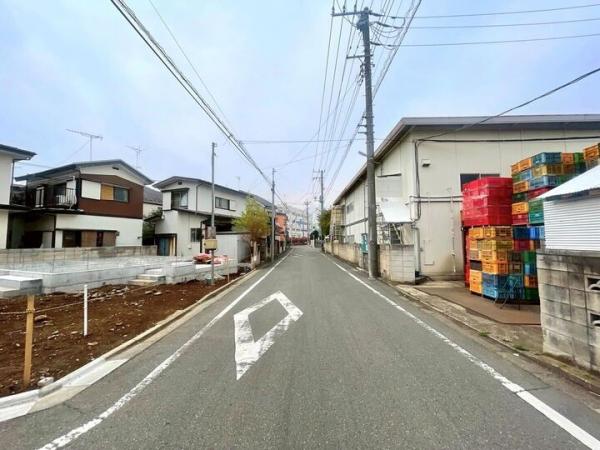 東村山市久米川町1丁目の戸建 限定1棟 前面道路含む現地写真