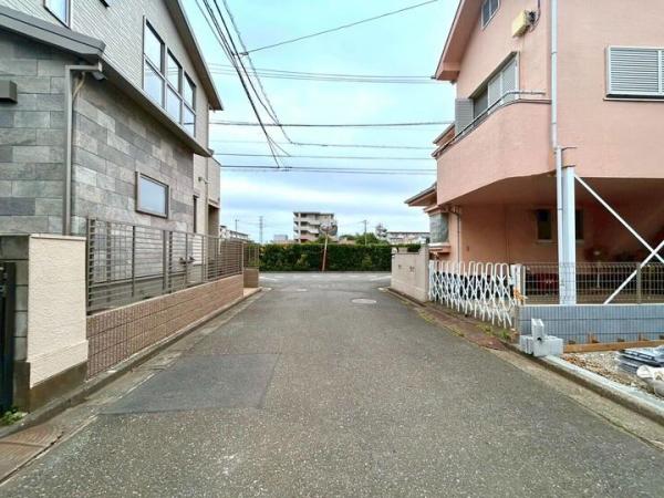 小平市花小金井4丁目の新築戸建 前面道路含む現地写真