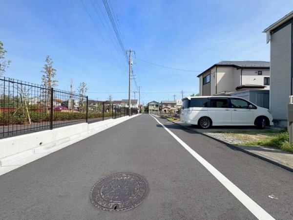 国分寺市戸倉4丁目の戸建 前面道路含む現地写真