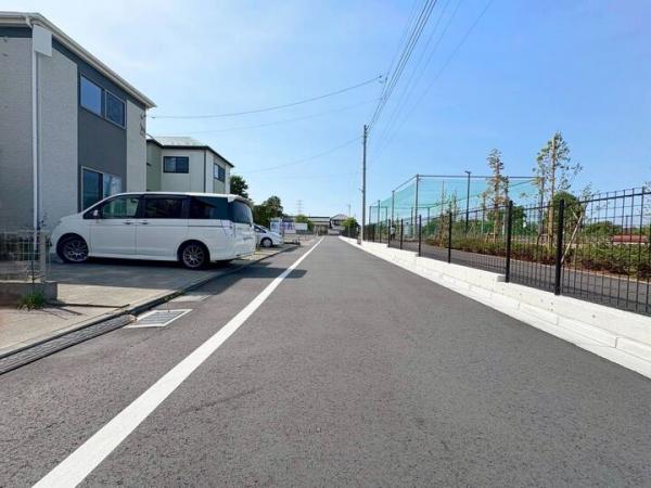 国分寺市戸倉4丁目の戸建 前面道路含む現地写真