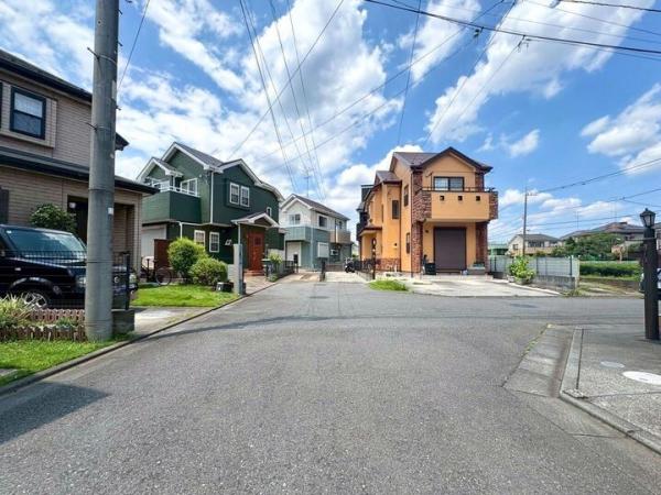 武蔵村山市神明４丁目の戸建 前面道路含む現地写真