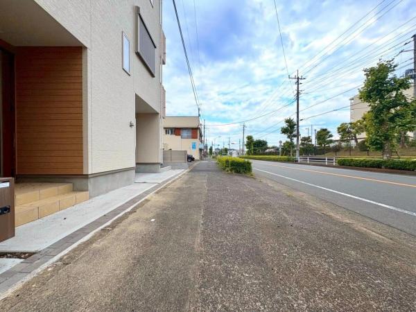 東大和市奈良橋6丁目の戸建 前面道路含む現地写真