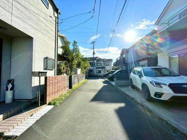 東大和市中央4丁目の戸建 前面道路含む現地写真