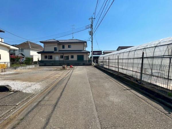 東大和市狭山4丁目の戸建 前面道路含む現地写真