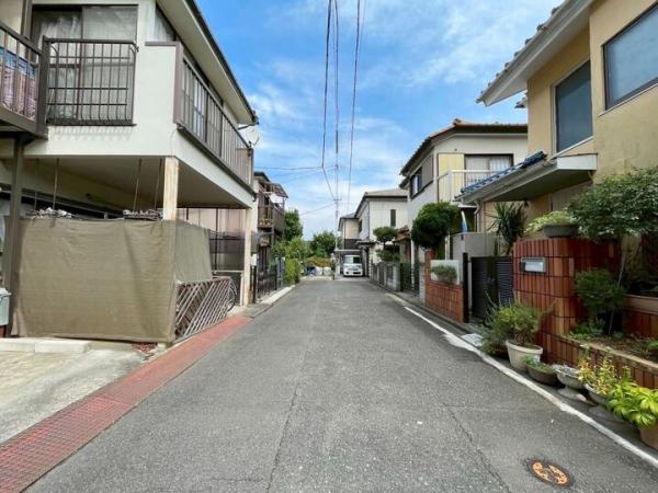 東大和市蔵敷1丁目の中古戸建 前面道路含む現地写真
