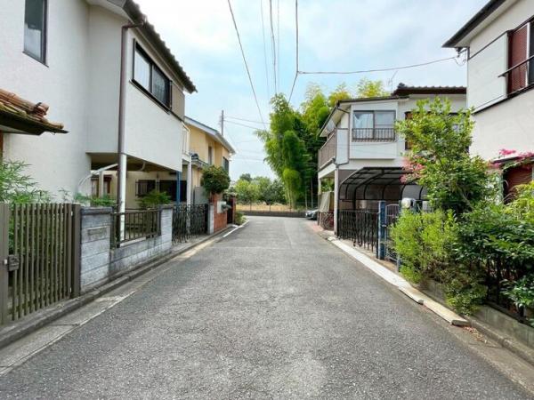 東大和市蔵敷1丁目の中古戸建 前面道路含む現地写真