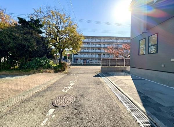 東村山市恩多町3丁目の新築戸建 前面道路含む現地写真
