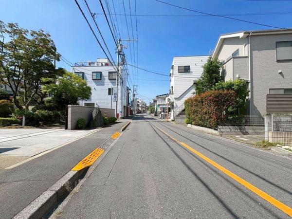 東村山市萩山町1丁目の戸建 前面道路含む現地写真