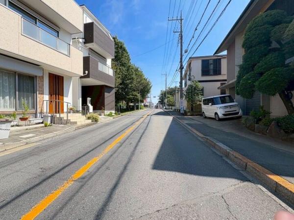 東村山市萩山町1丁目の戸建 前面道路含む現地写真