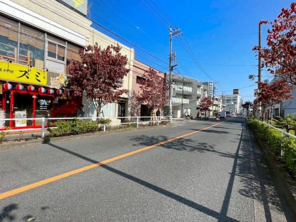 小金井市本町5丁目の連棟式戸建 前面道路含む現地写真