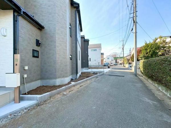 東村山市多摩湖町3丁目の戸建　全2棟 前面道路含む現地写真