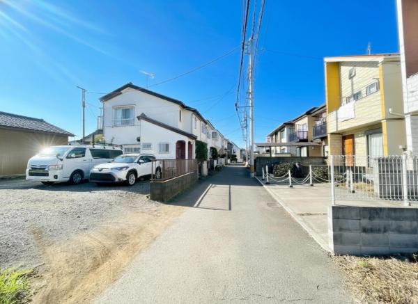 東大和市狭山5丁目の戸建 前面道路含む現地写真