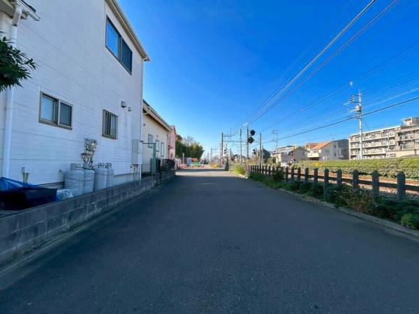小平市小川町1丁目の戸建 前面道路含む現地写真