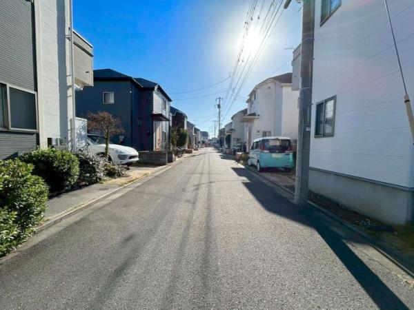 小平市小川町1丁目の戸建 前面道路含む現地写真