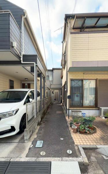 足立区伊興3丁目　中古戸建 前面道路含む現地写真