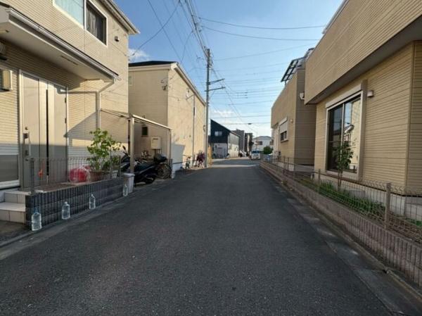 東村山市多摩湖町4丁目の戸建 前面道路含む現地写真