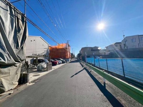 小平市花小金井5丁目の新築戸建 前面道路含む現地写真