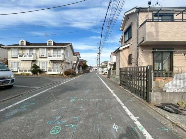 東村山市廻田町2丁目の戸建 前面道路含む現地写真